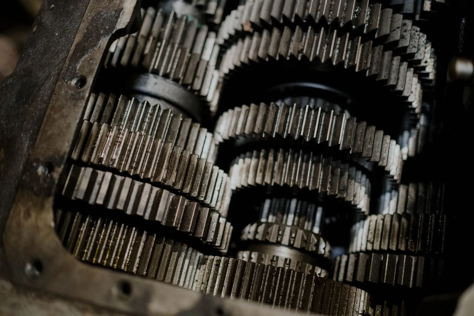 The gears inside an open manual gearbox casing